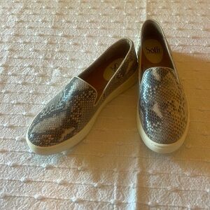 New Sofft Sneaker Size 8 Snakeskin